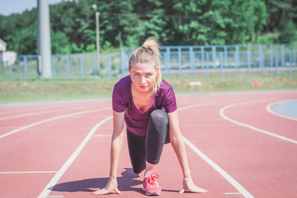 Atletik kadın koşmaya başladı