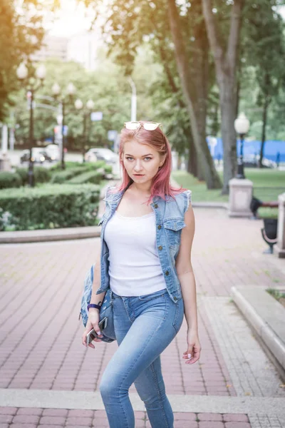 도시 거리에 데님 옷에 세련된 힙스터 소녀 — 스톡 사진