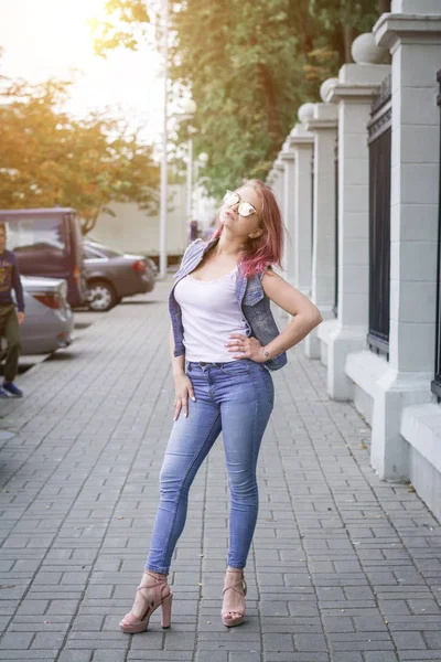 Стильная молодая девушка в джинсовой одежде на городской улице — стоковое фото