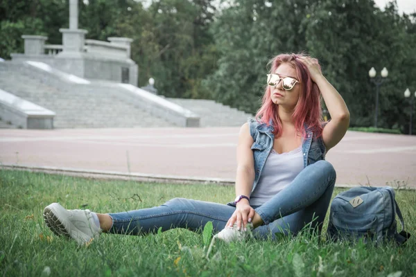 Moderna ragazza alla moda hipster godendo di una calda giornata estiva all'aperto — Foto Stock