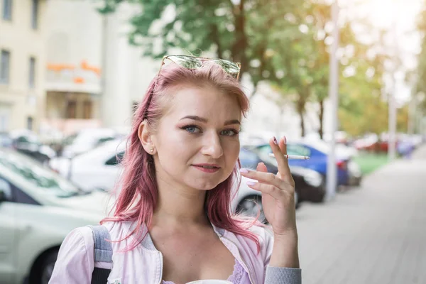 Hermosa mujer joven con cigarrillo y beber café —  Fotos de Stock