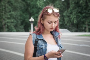 bir şehir sokakta bir telefon ile öğrenci kız