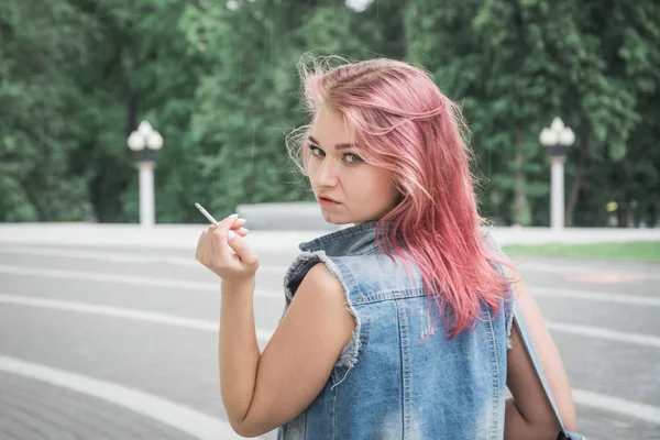 데님 재킷에 힙스터 소녀는 담배를 연기 — 스톡 사진