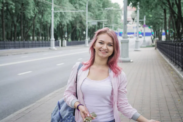 Hipster chica con el pelo rojo sonriendo poses para un fotógrafo —  Fotos de Stock