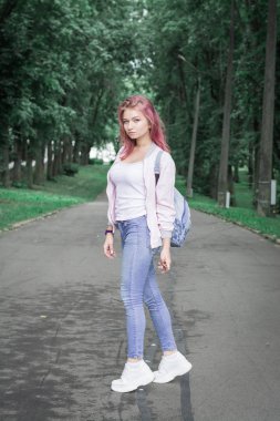 Şehir parkında dururken sırt çantası tutan ekose gömlek çekici genç kadın