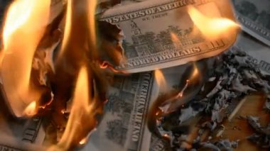 kağıt para yığını bize dolar bir masada yanan