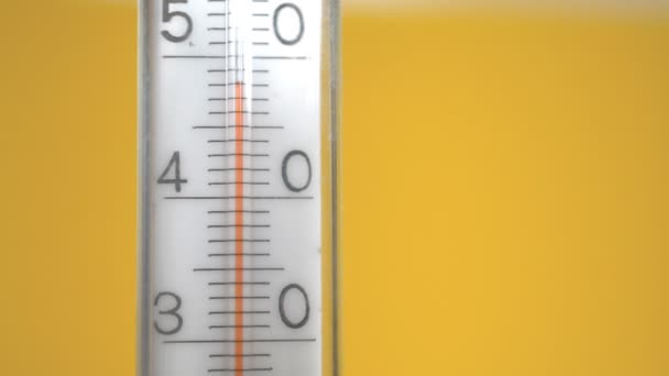 El termómetro sobre fondo amarillo — Vídeos de Stock
