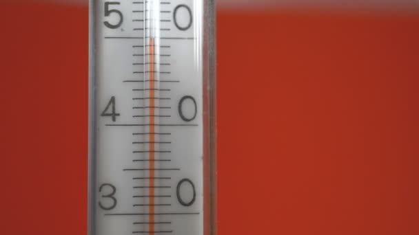 El termómetro sobre fondo rojo — Vídeos de Stock