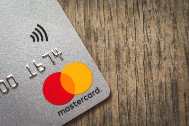 Minsk, Beyaz Rusya - 31 Temmuz 2019. Kredi kartlarında mastercard logoları.