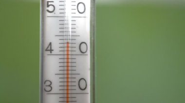 Yeşil arka plan üzerinde Termometre