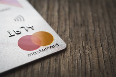 Minsk, Beyaz Rusya - 31 Temmuz 2019. Kredi kartlarında mastercard logoları.