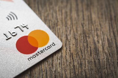 Minsk, Beyaz Rusya - 31 Temmuz 2019. Kredi kartlarında mastercard logoları.