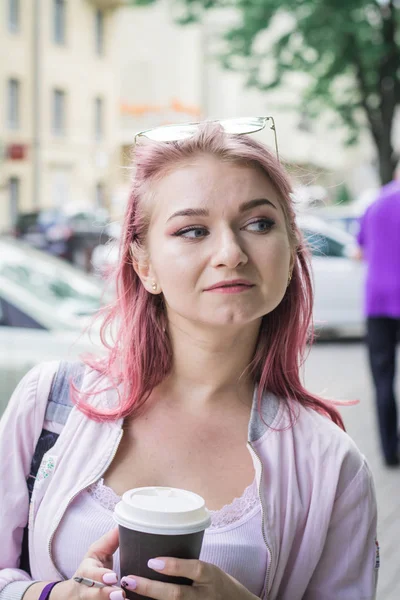 Jonge stedelijke vrouw koffie drinken in de Europese stad — Stockfoto