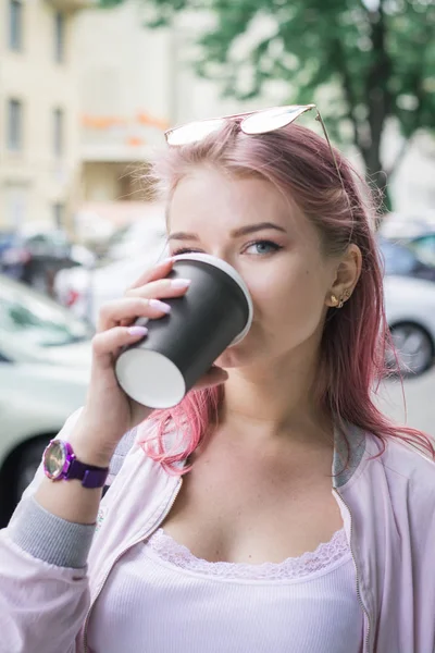 Jeune femme urbaine buvant du café dans la ville européenne — Photo