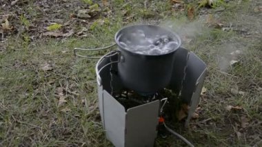 bir gaz brülör kamp gezisi pişirme, kaynar su