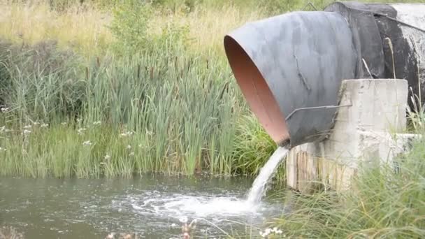 Industriële vervuiling waterafvoer van een industriële fabriek — Stockvideo