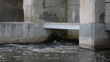 Küçük Hidroelektrik Santralinden Sonra Su Üzerinde Köpük