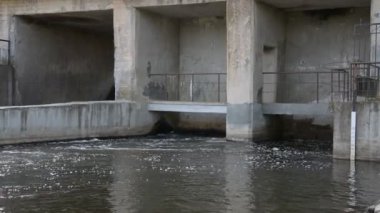 Küçük Hidroelektrik santralinin yakın çekim görünümü beton duvar