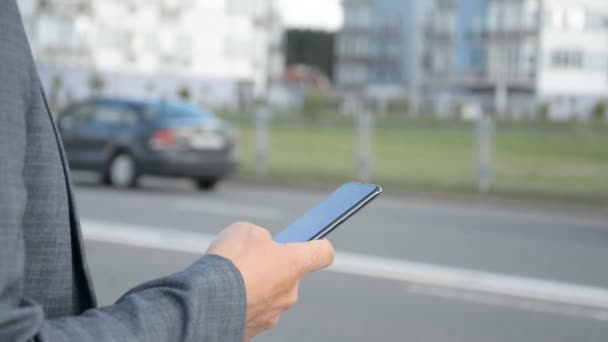 Zbliżenie rąk biznesmena za pomocą smartfona. — Wideo stockowe