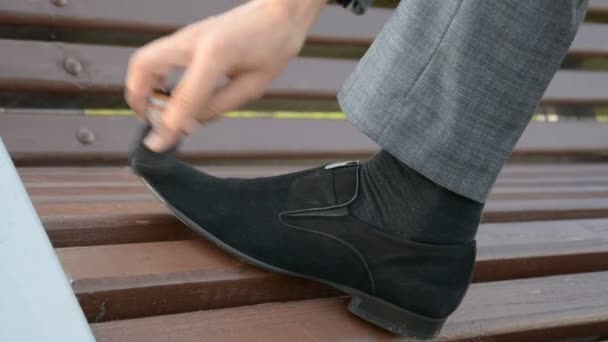 Γυάλισμα παπουτσιών κοντινό-up σε εξωτερικούς χώρους — Αρχείο Βίντεο