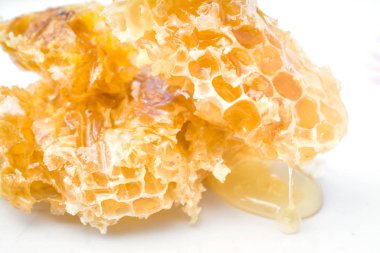 beyaz zemin üzerine bal tarak