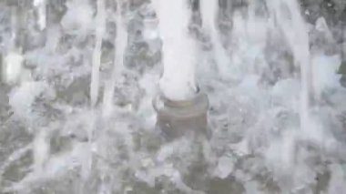 Su yüzeyine sıçrayan su damlaları, su çeşmesini kapatın