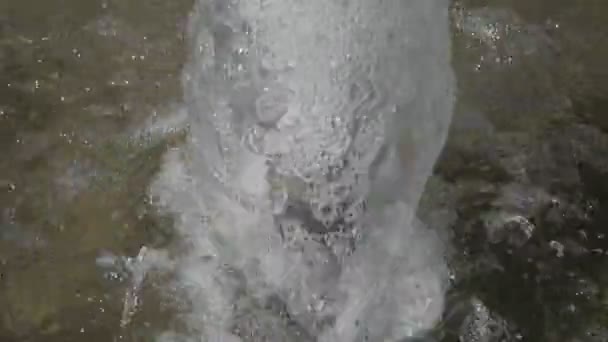 Wassertropfen plätschern auf der Wasseroberfläche, Wasserfontäne aus nächster Nähe — Stockvideo