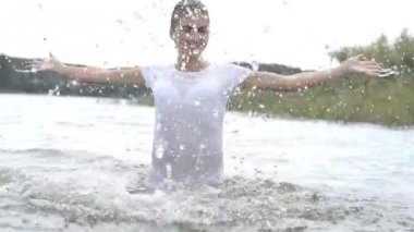 mutluluk ve sevinç kavramı, suda kız ellerini kaldırır ve sıçramaları sinek