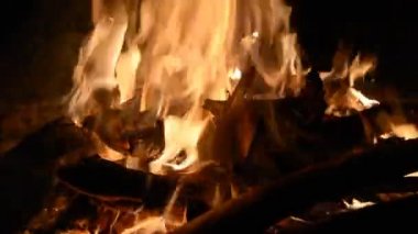 karanlıkta şenlik ateşi