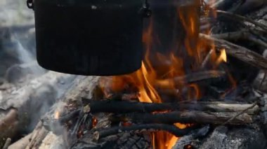 Şenlik Ateşinde Bir Su Isıtıcıyı Kapat