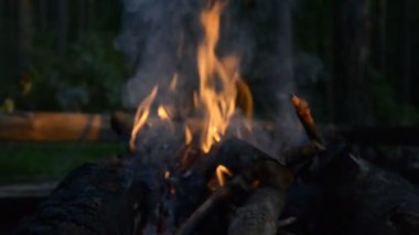 gece kamp ateşi alev
