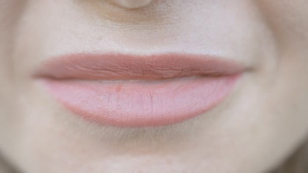 Labios Femeninos Close Material Archivo — Vídeo de stock