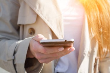 Kadın Eller Açık Cep Telefonu Kullanın