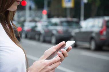 Kadın Eller Açık Cep Telefonu Kullanın