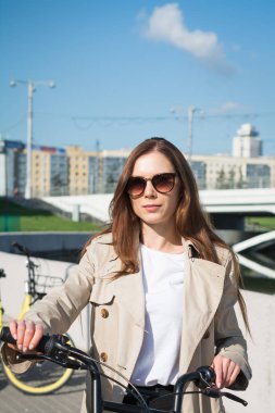 şehirde bisiklet güzel kırmızı baş kadın