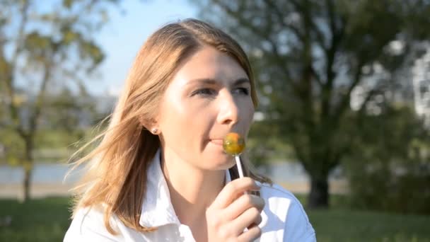 Giovane Donna Ritratto Con Luminoso Make Leccare Rotondo Zucchero Caramelle — Video Stock