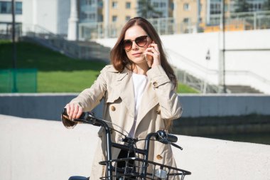 Bir şehir sokakta bir bisiklet ile genç şık hipster kadın