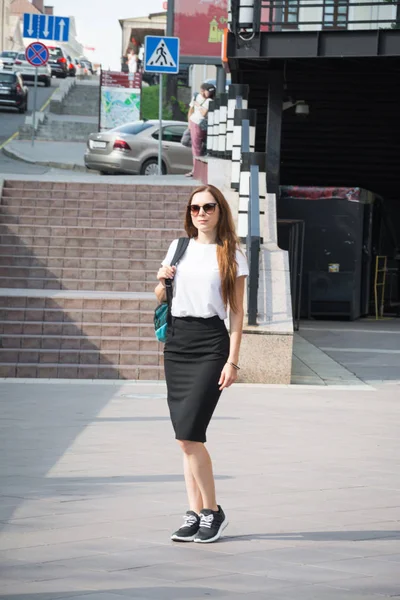 Verano estilo de vida soleado retrato de moda de mujer hipster con estilo joven caminando por la calle — Foto de Stock