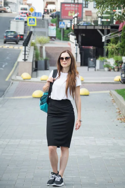 Verano estilo de vida soleado retrato de moda de mujer hipster con estilo joven caminando por la calle — Foto de Stock