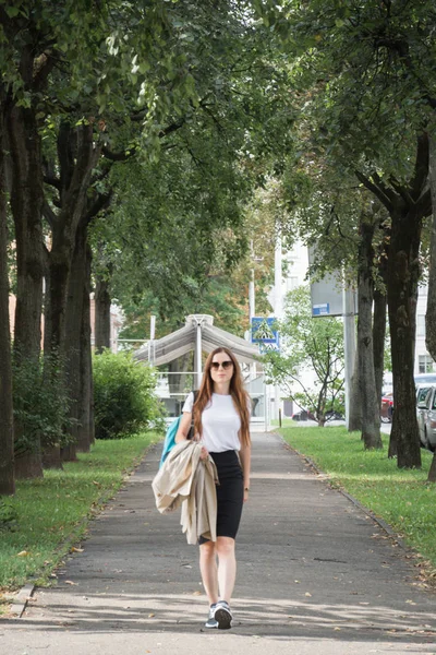 Verano estilo de vida soleado retrato de moda de la joven mujer hipster con estilo caminando por la calle — Foto de Stock