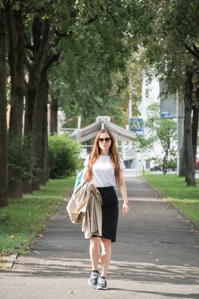 Verano estilo de vida soleado retrato de moda de la joven mujer hipster con estilo caminando por la calle — Foto de Stock