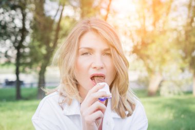 Çikolata yiyen kadın