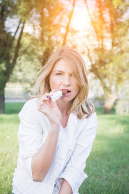 Çikolata yiyen kadın