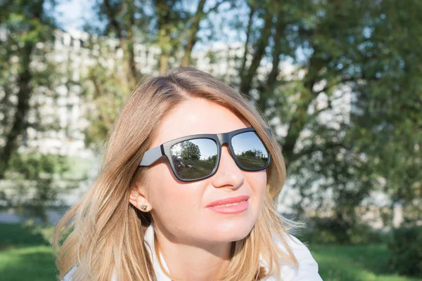 Ritratto di una bella donna pensierosa in occhiali da sole — Foto Stock