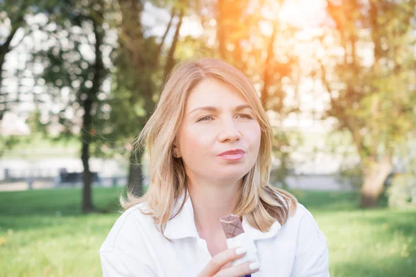 Çikolata yiyen kadın