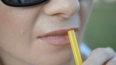 Genç kadın yakın çekim bir içecek içiyor