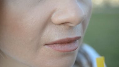 Kadın hevesle saman bir kokteyl içiyor yüz