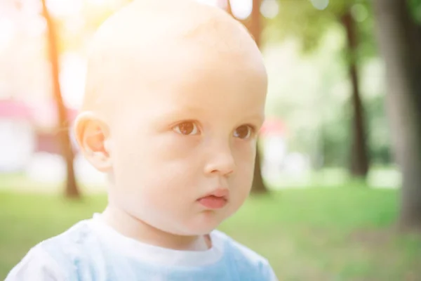 Retrato de niño en la naturaleza, parque o al aire libre —  Fotos de Stock