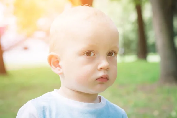 Retrato de niño en la naturaleza, parque o al aire libre —  Fotos de Stock