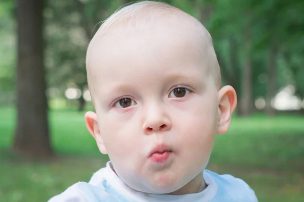 Retrato de perto de um menino de dois anos — Fotografia de Stock